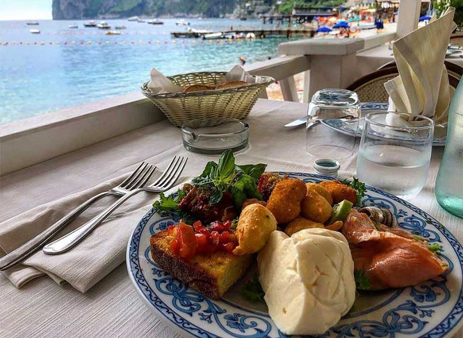 boat tours and restaurants in Positano