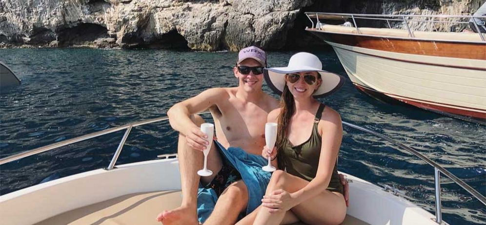 coppia di clienti alle grotte di Capri mangiare in barca Capri