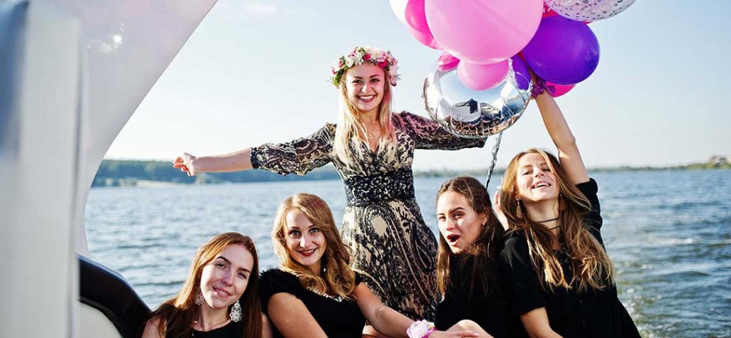 gruppo di amiche per addio al nubilato organizzazione addio celibato/nubilato in barca Napoli